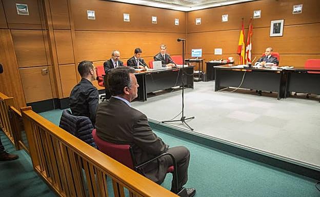 Emilio Titos y su hijo, en el banquillo de los acusados.