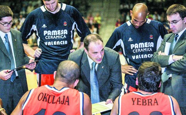 Imagen principal - 1. El técnico vitoriano imparte instrucciones en un tiempo muerto durante un partido correspondiente a su breve etapa como técnico del Pamesa Valencia en la temporada 2004-05. 2. Pablo Laso, junto a sus hijos Hugo y Óscar el día en que anuncia su retirada como jugador de baloncesto, el 17 de junio de 2003. 3. Abraza el trofeo de la Euroliga ganado con el Real Madrid en 2015. En los dos años precedentes había sido subcampeón. 