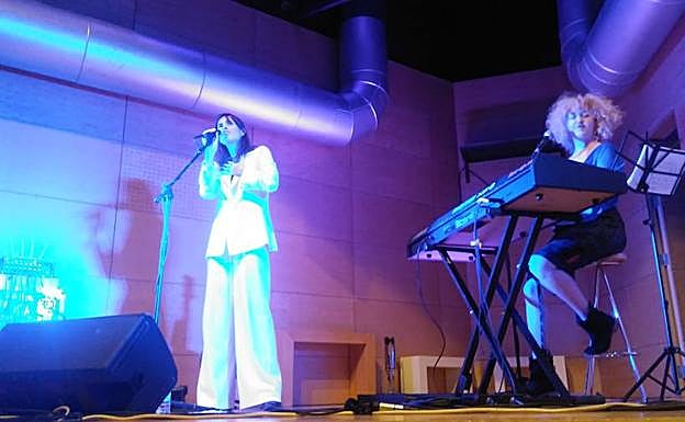 Sophie con su traje blanco y su teclista