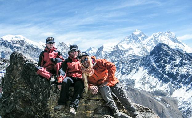 Tasio (en la foto con 10 años) junto a sus padres y al fondo el Everest