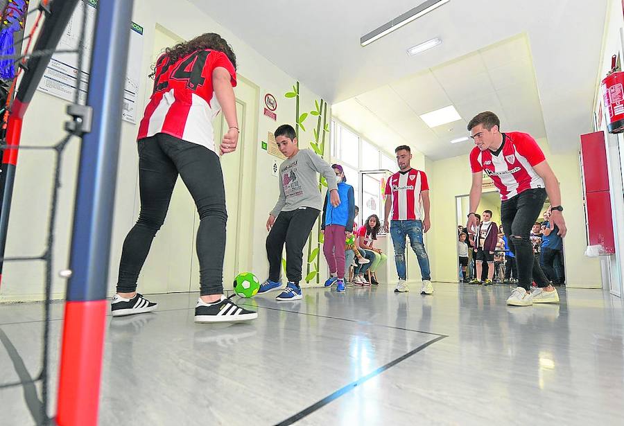 Un partido de fútbol entre rojiblancos en el hospital