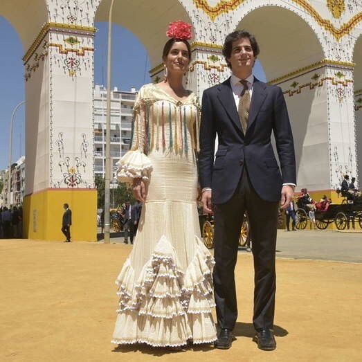 Para la Feria de Abril, la duquesa de Huéscar combinó su vestido de gitana con unos exclusivos accesorios de Jabier Bilbao