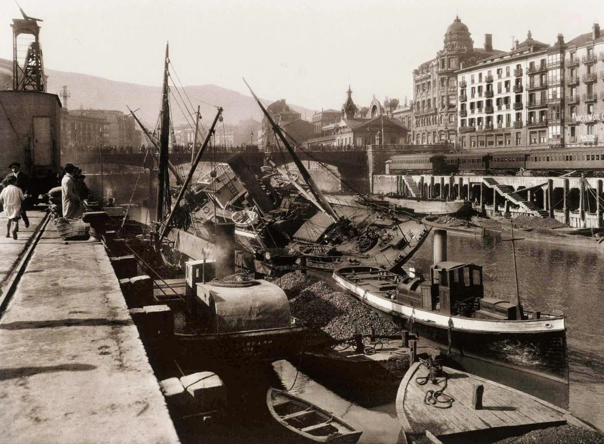 Vista del Muelle del Arenal en Bilbao, 1928, al fondo el puente del arenal