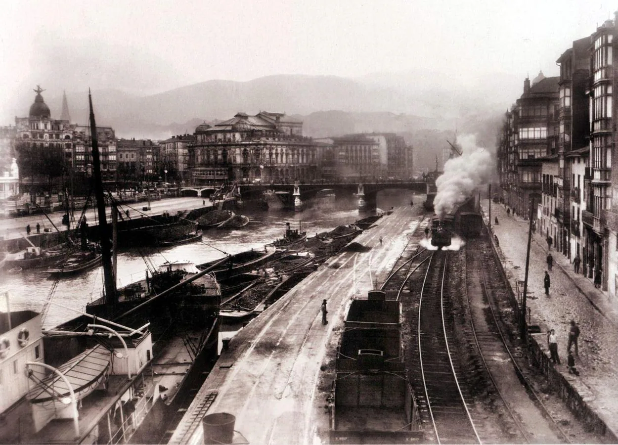 Vista del Muelle de Ripa en Bilbao, 1931 al fondo el puente del arenal y el teatro Arriaga