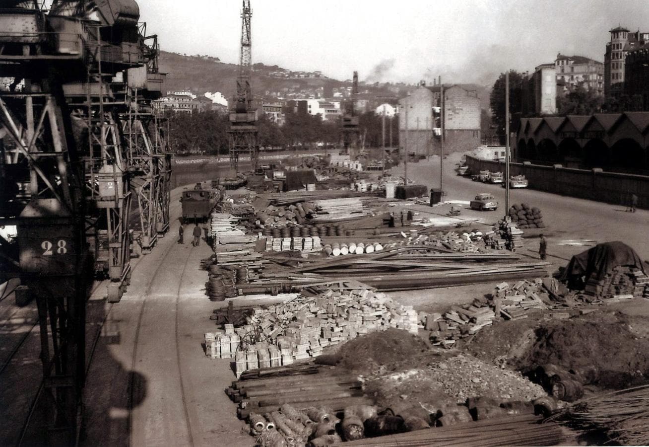 Vista del Muelle del Muelle de Evaristo Churruca, o muelle de la vasca, 1940, Bilbao, con las grúas y las mercancías