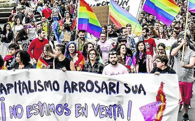 Manifestación en apoyo del colectivo LGTBI+ en Vitoria.