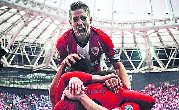 Equipo. Jugadores del Athletic celebran el gol de Williams contra el Celta.