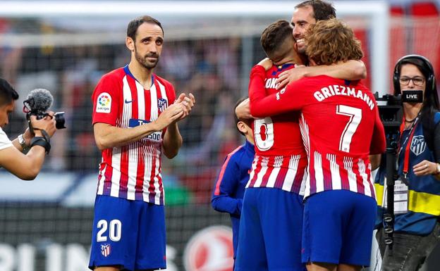 Juanfran aplaude a Godín, abrazado por Koke y Griezmann 