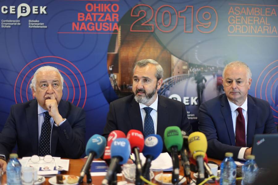 El presidente de Cecobi, Pedro Campo; el presidente de Cebek, Inaki Garcinuño y su secretario general, Francisco Javier Azpiazu, durante la presentación de los datos.