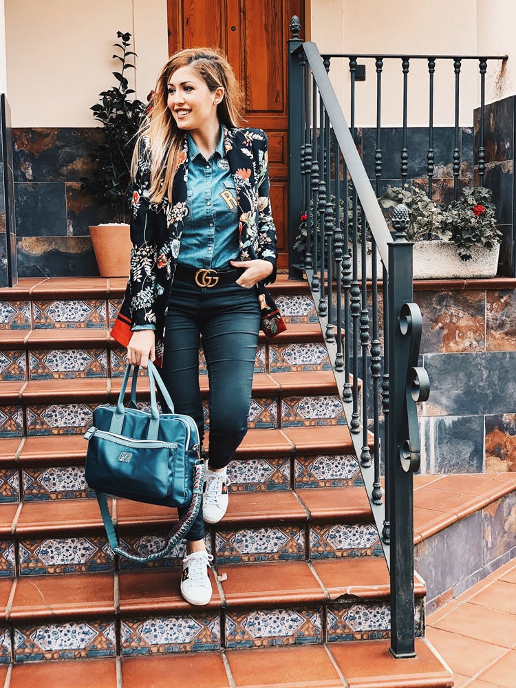 La instagramer Innés Llach nos da las claves para lucir las zapatillas deportivas con mucho estilo