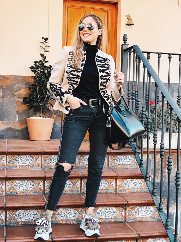 La instagramer Innés Llach nos da las claves para lucir las zapatillas deportivas con mucho estilo