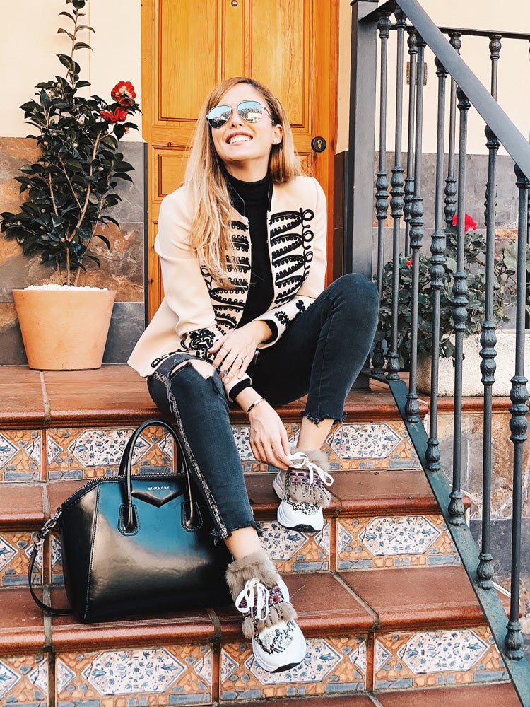 La instagramer Innés Llach nos da las claves para lucir las zapatillas deportivas con mucho estilo