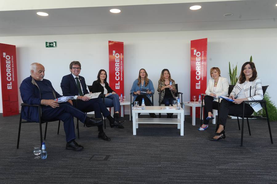 Leticia Comerón (PP), Miren Larrion (EH Bildu), el alcalde Gorka Urtaran (PNV), Maider Etxebarria (PSE) y Fernando López Castillo (Elkarrekin Podemos) en el debate retransmitido por EL CORREO