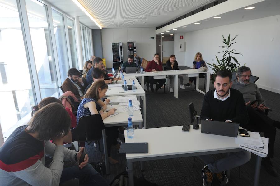 Leticia Comerón (PP), Miren Larrion (EH Bildu), el alcalde Gorka Urtaran (PNV), Maider Etxebarria (PSE) y Fernando López Castillo (Elkarrekin Podemos) en el debate retransmitido por EL CORREO