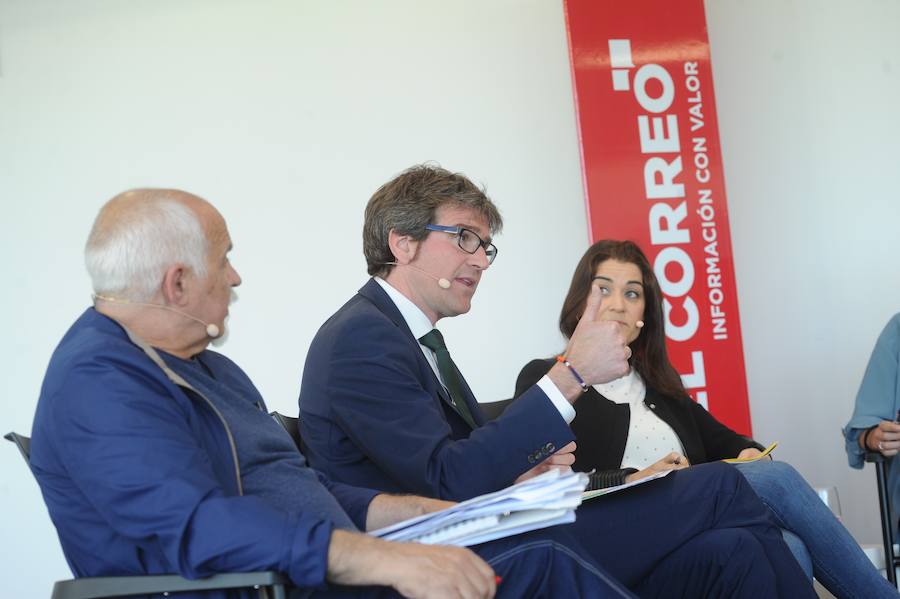 Leticia Comerón (PP), Miren Larrion (EH Bildu), el alcalde Gorka Urtaran (PNV), Maider Etxebarria (PSE) y Fernando López Castillo (Elkarrekin Podemos) en el debate retransmitido por EL CORREO