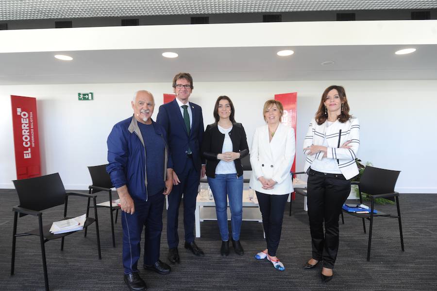 Leticia Comerón (PP), Miren Larrion (EH Bildu), el alcalde Gorka Urtaran (PNV), Maider Etxebarria (PSE) y Fernando López Castillo (Elkarrekin Podemos) en el debate retransmitido por EL CORREO