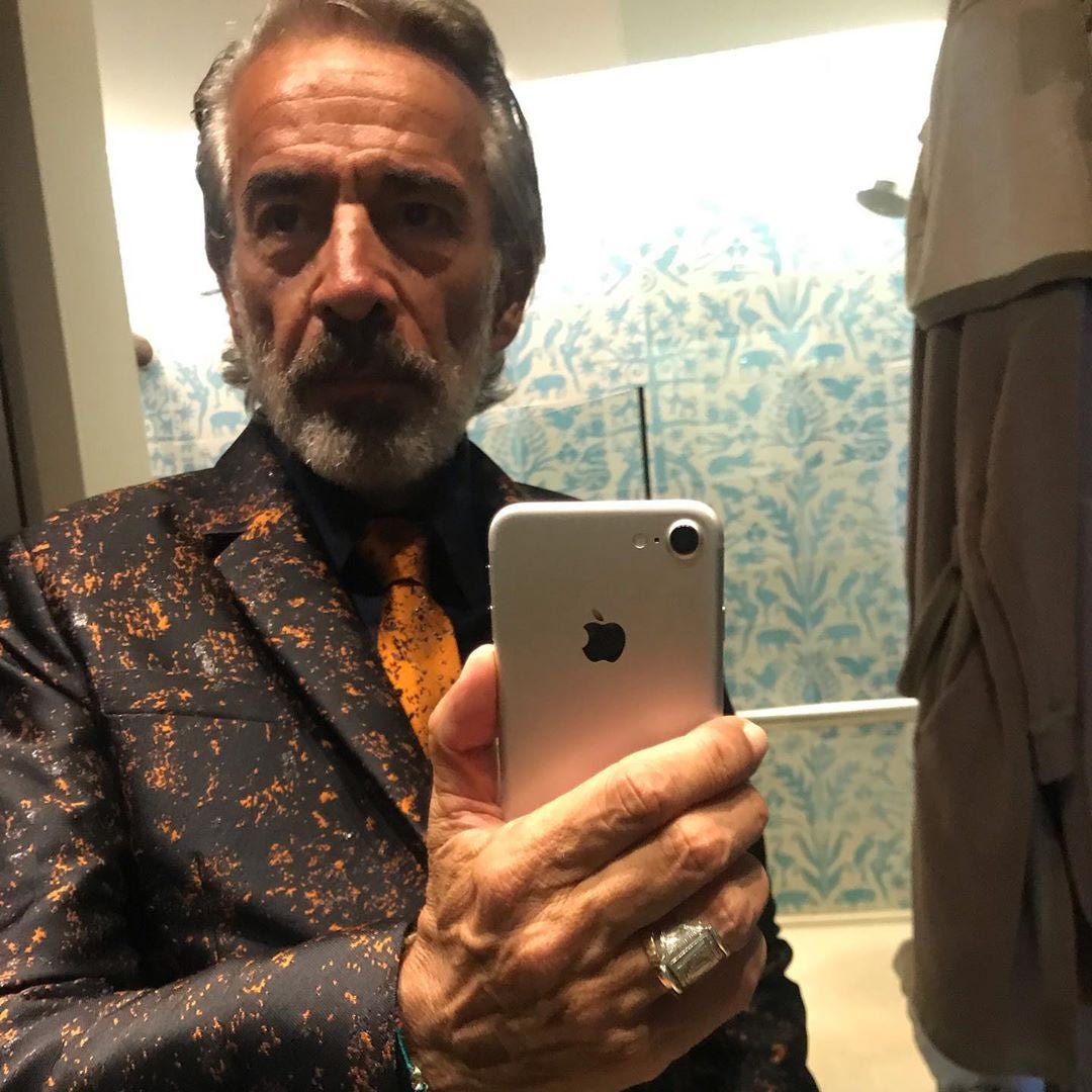 El actor ha lucido un diseño de Ion Fiz para acudir a los Premios Platino celebrados en México