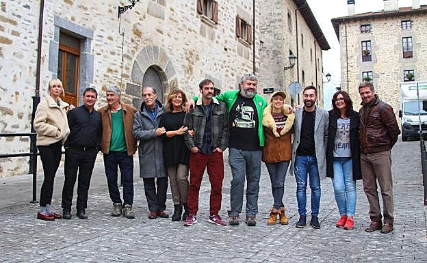 El equipo, durante el rodaje en Artziniega en octubre del año pasado. 