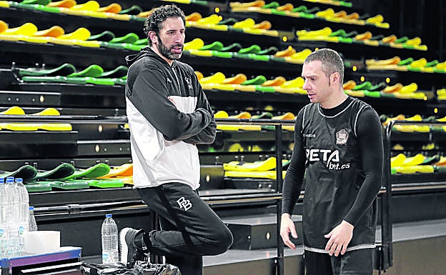 Mumbrú conversa con Salgadop antes de que arranque el primer entrenamiento de la semana en Miribilla.