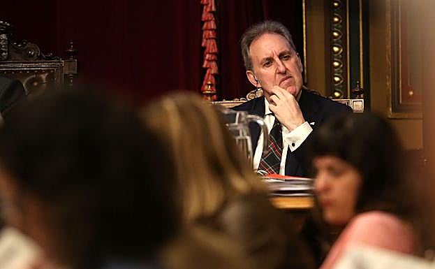 Alfonso Gil , Teniente Alcalde del Ayuntamiento de Bilbao , PSE , durante un pleno del Ayuntamiento de Bilbao.