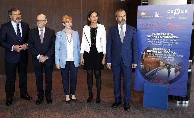 El presidente de Cebek, Iñaki Garcinuño, la ministra Reyes Maroto, la consejera vasca Arantxa Tapia, el exministro Cristóbal Montoro, y el moderador del debate, Ignacio Marco-Gardoqui.