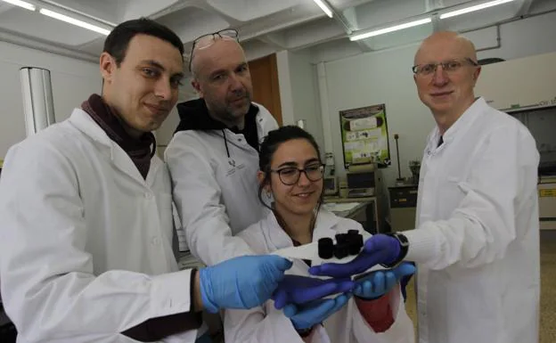 Daniel Vallejo, Óscar Castillo y Garikoitz Beobide, junto a Maite Perfecto en el laboratorio del vivero de empresas Zitek, en la UPV. 