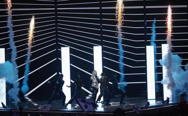 La cantante Tamta, de Chipre, interpreta su canción en la primera semifinal de Eurovisión.