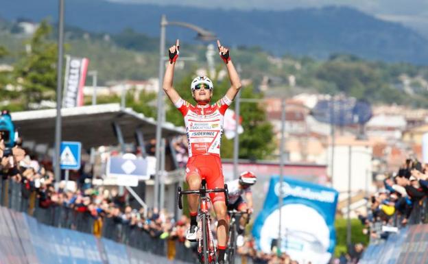 Fausto Masnada celebra su victoria en la meta de San Giovanni Rotondo. 