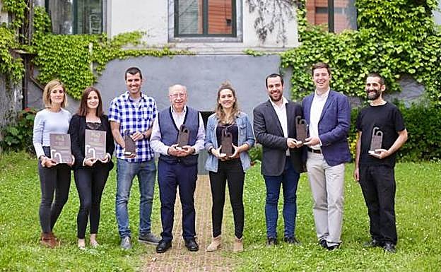 Foto de familia de los premios CAF-Elhuyar. Izaro Zubiria, en el centro. 