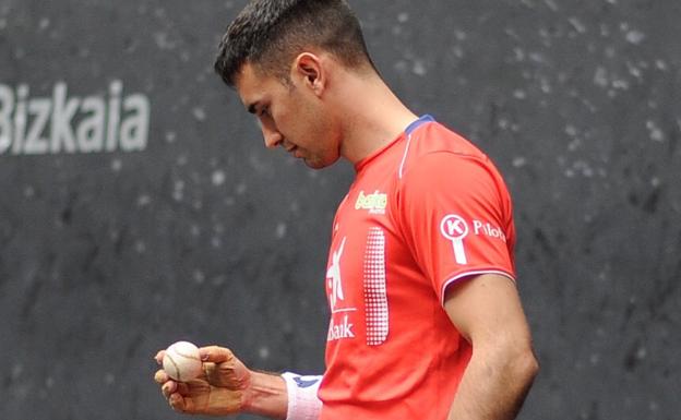 Mikel Urrutikoetxea prueba una pelota. 