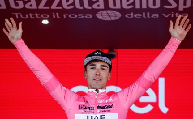 Valerio Conti posa con la 'maglia' rosa. 