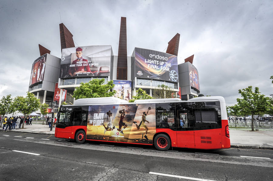 Fotos: Los exteriores del Buesa viven la fiesta del baloncesto europeo