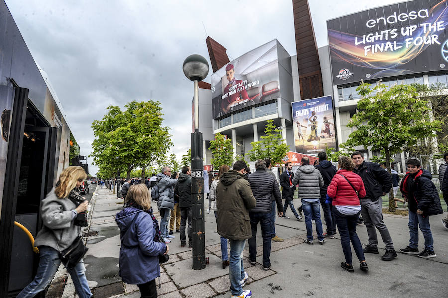 Fotos: Los exteriores del Buesa viven la fiesta del baloncesto europeo