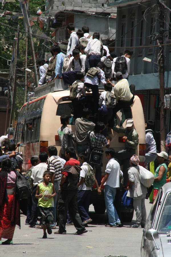 Así van los autobuses en Katmandú.