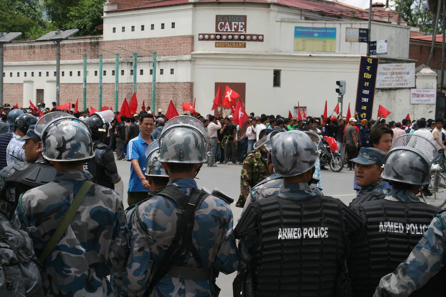 La Policía vigila a los manifestantes en la ciudad.