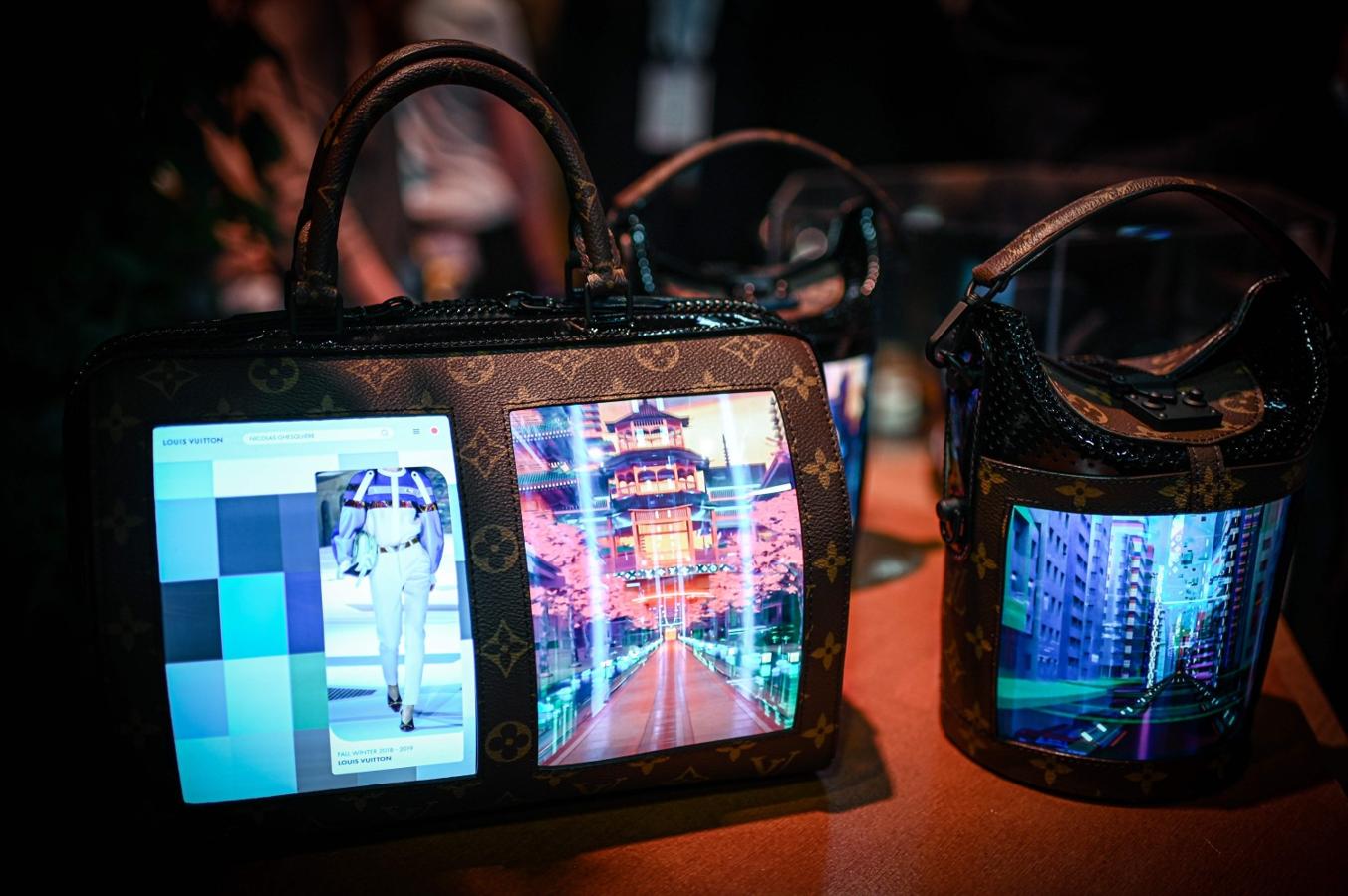 Un bolso de Louis Vuitton con una pantalla lcd flexible se muestra durante el inicio de Vivatech, feria de innovación que se celebra en París.