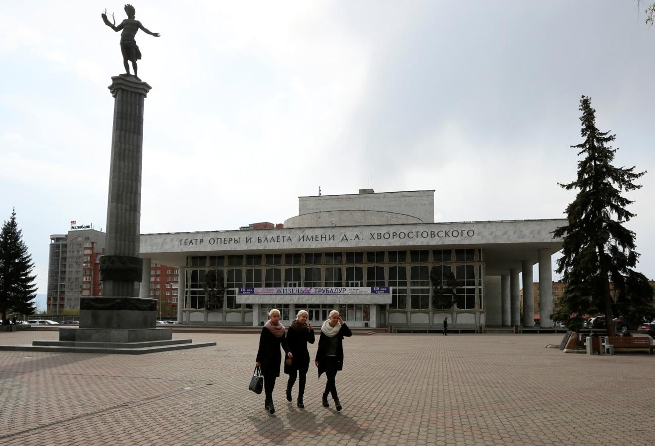 Las trillizas Natalia, Irina y Tatiana Mironenko se preparan en la facultad de danza folclórica de la escuela coreográfica de Krasnoyarsk (Siberia, Rusia), con la esperanza de unirse al reconocido grupo de danza académica estatal después de la graduación.