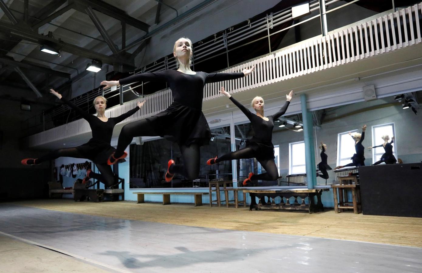 Las trillizas Natalia, Irina y Tatiana Mironenko se preparan en la facultad de danza folclórica de la escuela coreográfica de Krasnoyarsk (Siberia, Rusia), con la esperanza de unirse al reconocido grupo de danza académica estatal después de la graduación.