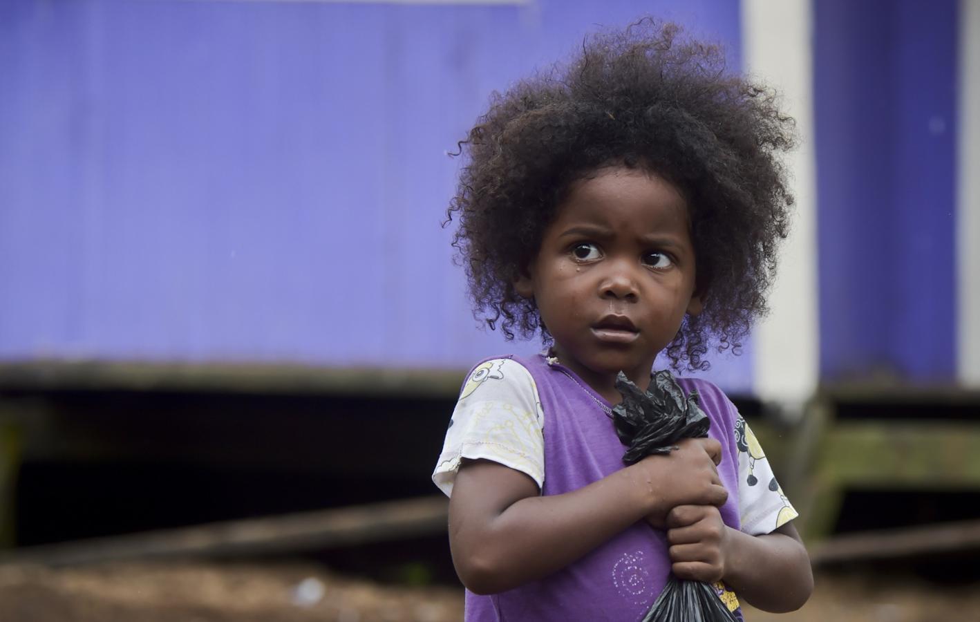 Una niña en Isla Mono, en el río San Juan, departamento de Chocó, Colombia. En Isla Mono, ubicada en el municipio costero de San Juan, no han tenido acceso a médicos durante años. , no hay electricidad ni agua potable, por lo que las matronas han sido fundamentales para el nacimiento de sus habitantes.