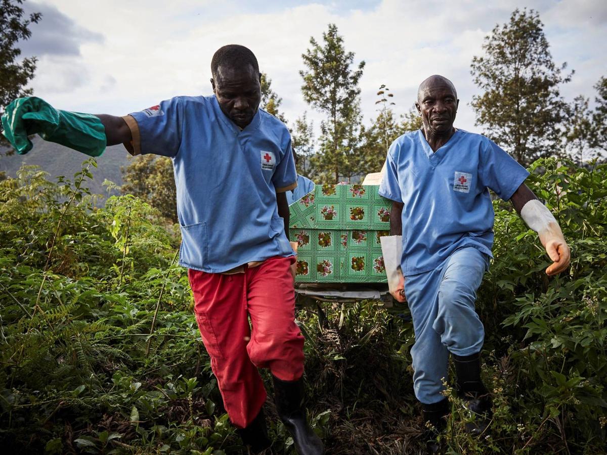 Asistentes al funeral de las víctimas del ébola, una mujer de cincuenta años, Kavira Marie-Rosea, y un hombre de treinta y dos años de edad, Mumbi Bomboko, en el cementerio de Kitatumba en Butembo, provincia de Kivu Norte, República Democrática del Congo. Butembo se encuentra en el epicentro de la crisis del ébola en el Congo, con múltiples casos nuevos, resistencia generalizada de la comunidad a los trabajadores de la salud y ataques llevados a cabo por la milicia Mai Mai. 