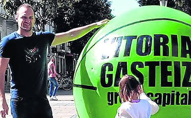 Rakocevic posa junto a uno de los balones gigantes del centro.
