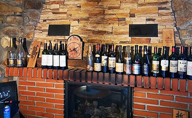 Los invitados a la borda del cocinero japonés deben llevar el vino. 