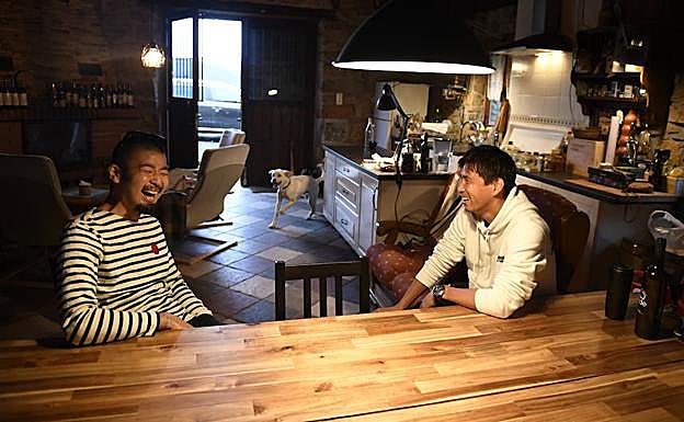 Los dos amigos conversan en el interior de la borda del cocinero japonés. 