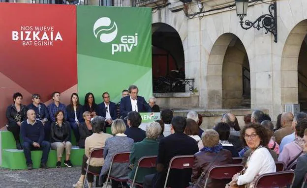 Jose Mari Gorroño en el mitin celebrado en Gernika junto a Itxaso Atutxa y los integrantes de su candidatura. 
