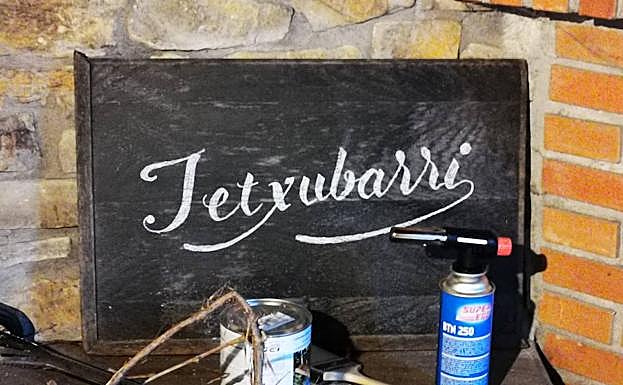 Pizarra con el nombre del futuro restaurante de Tetsuro. 