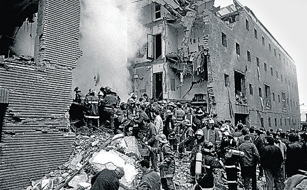 El atentado de la casa-cuartel de Zaragoza provocó once muertos, entre ellos cuatro niñas.