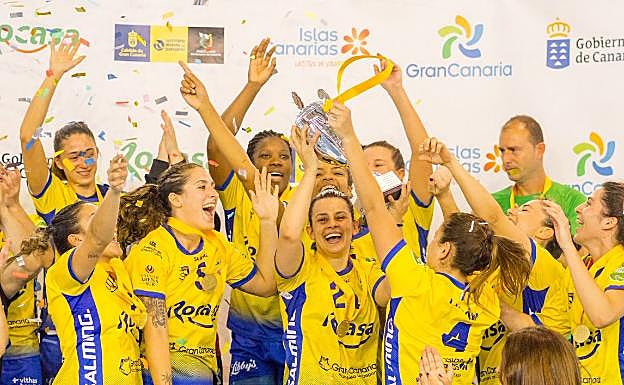 El equipo celebra la victoria ante el SPR Pogon Szczecin.