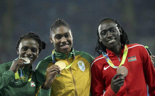 Wambui, a la derecha de la imagen, al lado de Semenya, en el centro.