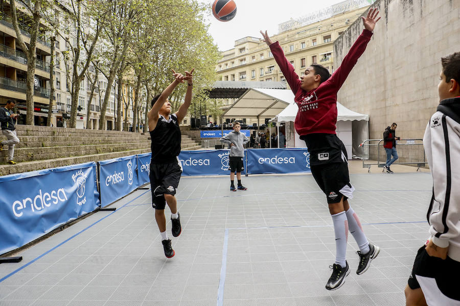 Los aficionados se dejan ver por el centro de la capital alavesa y la Fan Zone durante la segunda jornada de la Final Four 2019