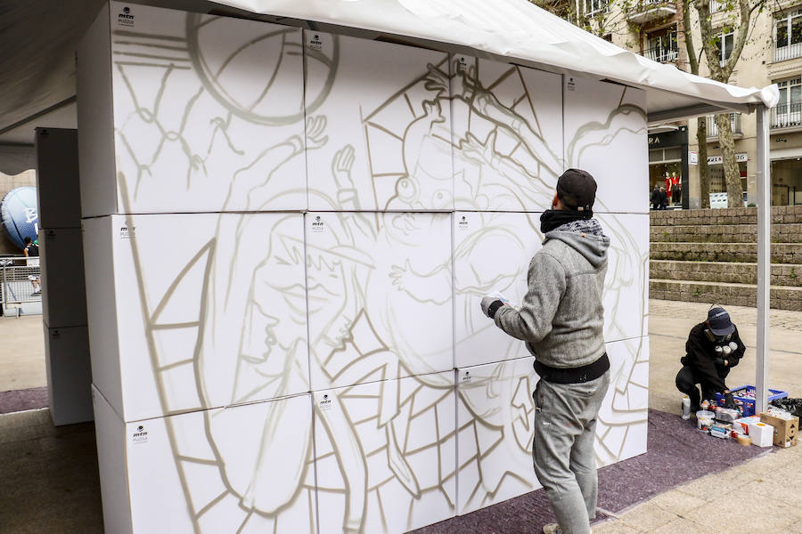 Los aficionados se dejan ver por el centro de la capital alavesa y la Fan Zone durante la segunda jornada de la Final Four 2019